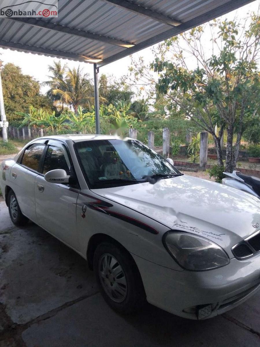 Daewoo Nubira 2002 - Bán ô tô Daewoo Nubira đời 2002, màu trắng số sàn, 84 triệu