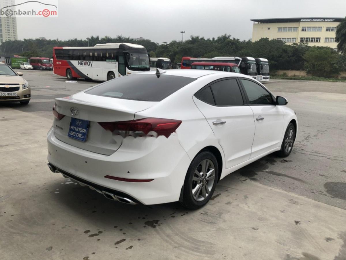 Hyundai Elantra   2017 - Bán ô tô Hyundai Elantra 1.6 AT năm 2017, màu trắng như mới