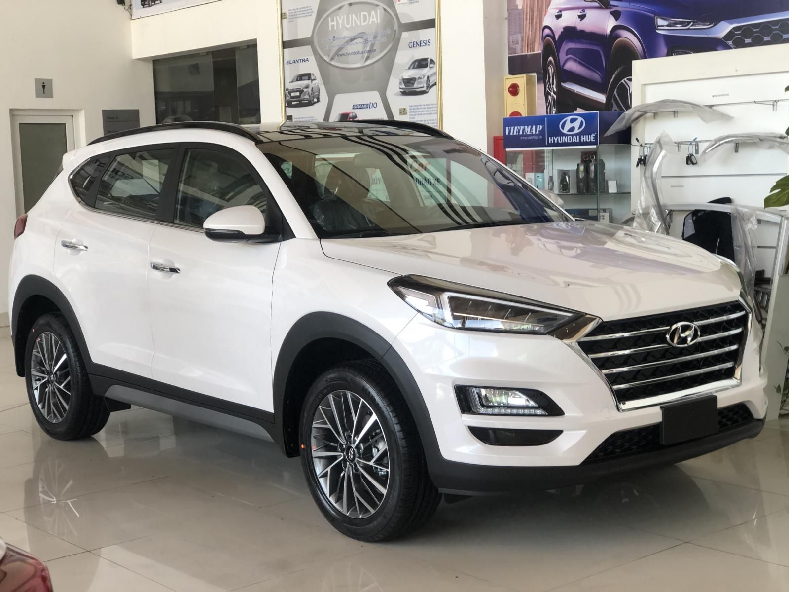 Hyundai Tucson 1.6 Turbo 2020 - Hyundai Huế - Bán gấp chiếc Hyundai Tucson 1.6 Turbo 2019, màu trắng, 912 triệu