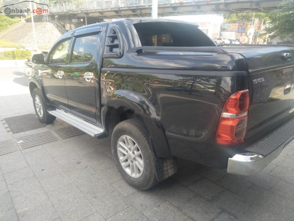 Toyota Hilux   2013 - Bán Toyota Hilux 3.0G 4x4 MT sản xuất năm 2013, màu đen, xe nhập