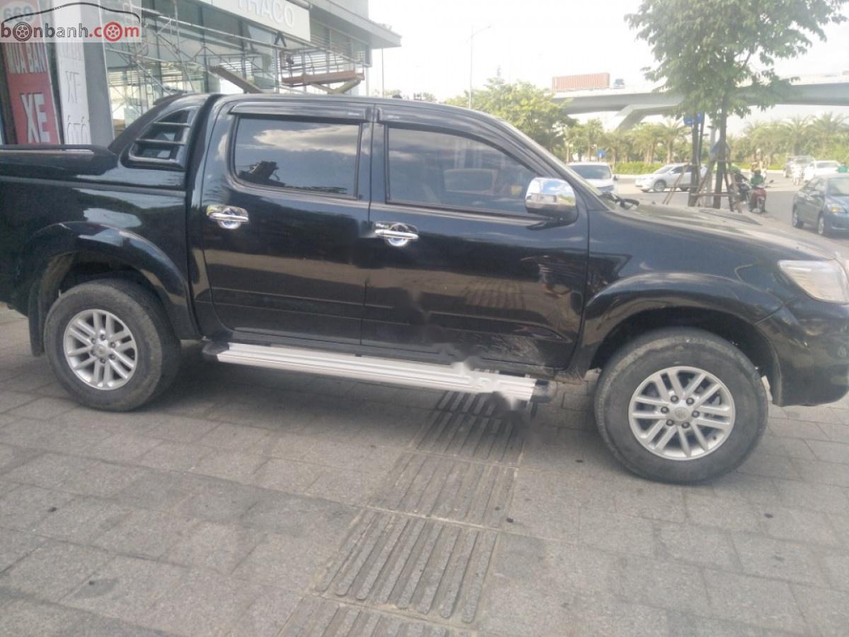 Toyota Hilux   2013 - Bán Toyota Hilux 3.0G 4x4 MT sản xuất năm 2013, màu đen, xe nhập