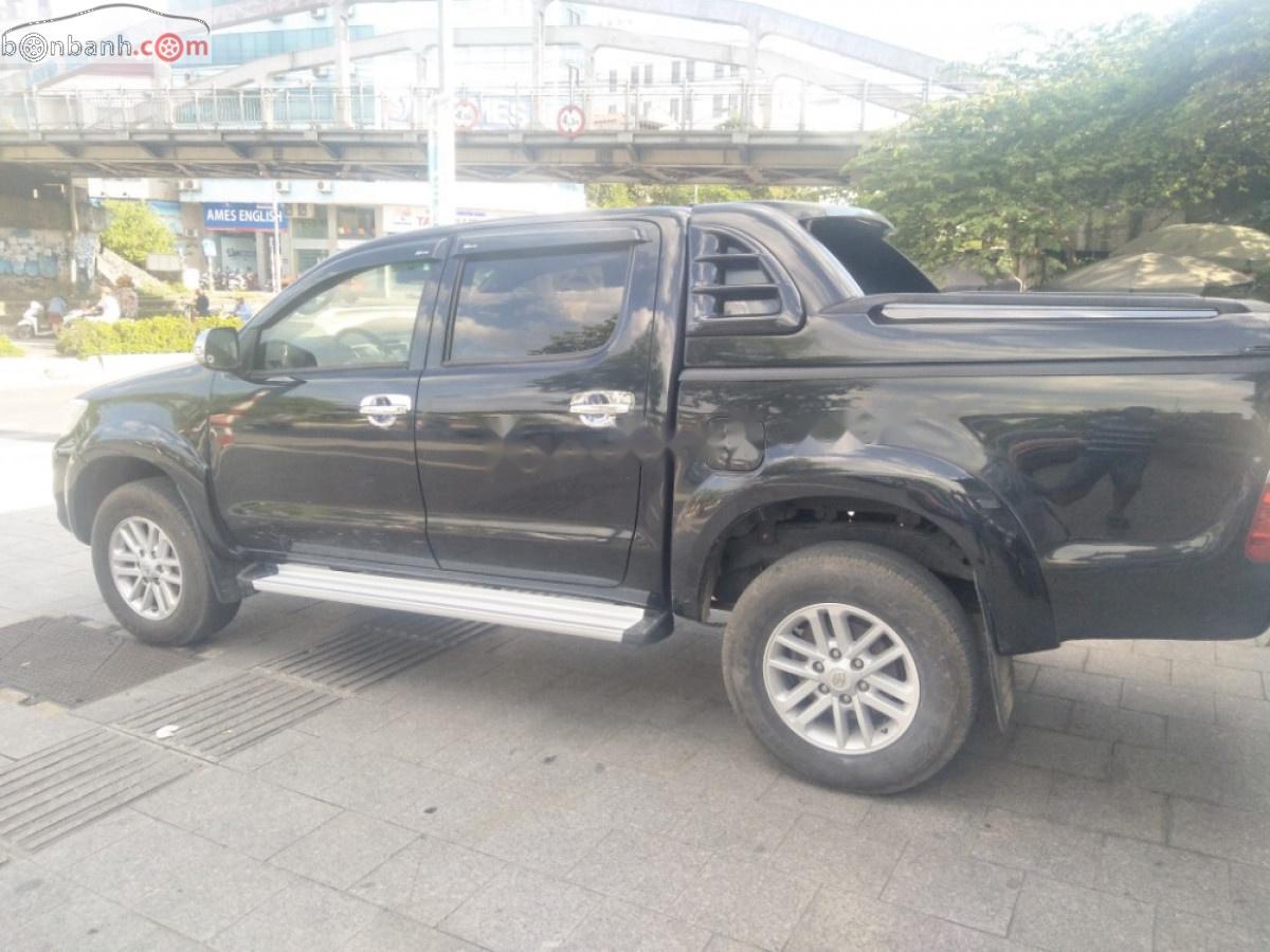 Toyota Hilux   2013 - Bán Toyota Hilux 3.0G 4x4 MT sản xuất năm 2013, màu đen, xe nhập