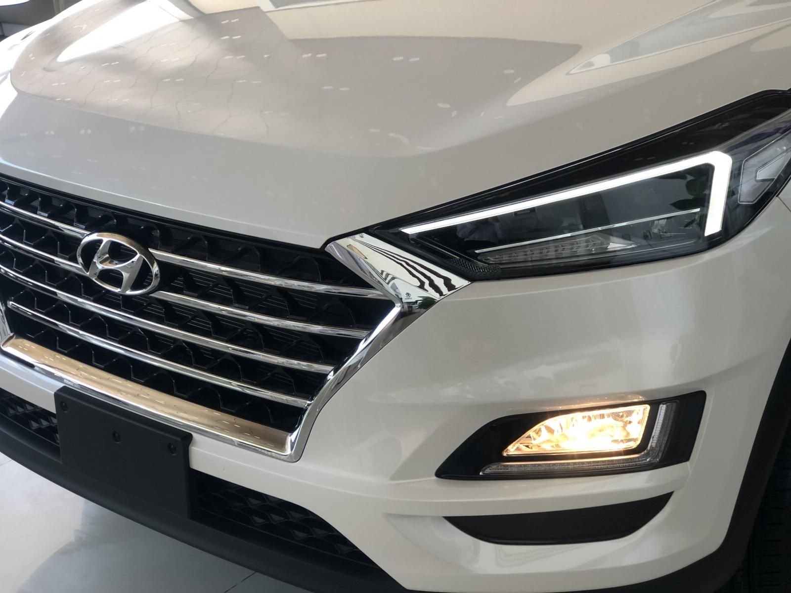 Hyundai Tucson 1.6 Turbo 2020 - Hyundai Huế - Bán gấp chiếc Hyundai Tucson 1.6 Turbo 2019, màu trắng, 912 triệu