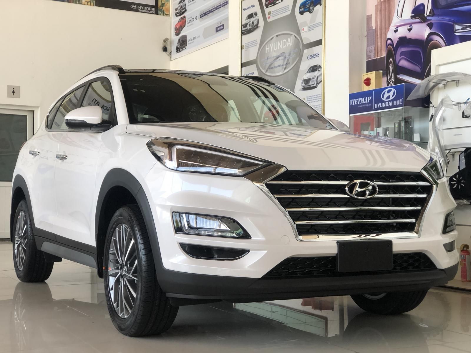 Hyundai Tucson 1.6 Turbo 2020 - Hyundai Huế - Bán gấp chiếc Hyundai Tucson 1.6 Turbo 2019, màu trắng, 912 triệu