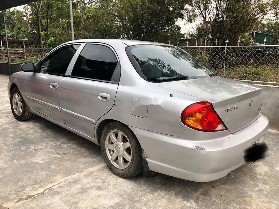 Kia Spectra 2004 - Cần bán gấp Kia Spectra năm 2004, màu bạc xe gia đình, 95tr