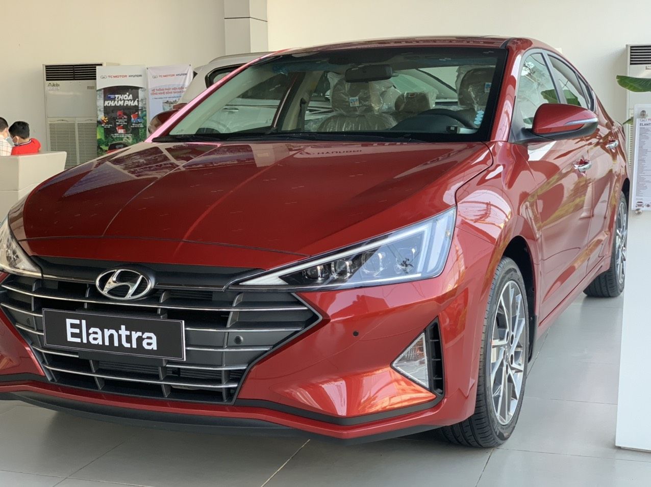 Hyundai Elantra 1.6 AT 2020 - Mua xe tại Hyundai Tây Đô - Chỉ trả trước 205 triệu - Rinh ngay Hyundai Elantra 1.6 AT đời 2020, màu đỏ