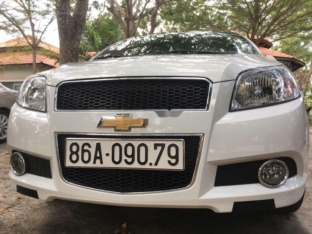 Chevrolet Aveo 2018 - Cần bán lại xe Chevrolet Aveo 2018, màu trắng