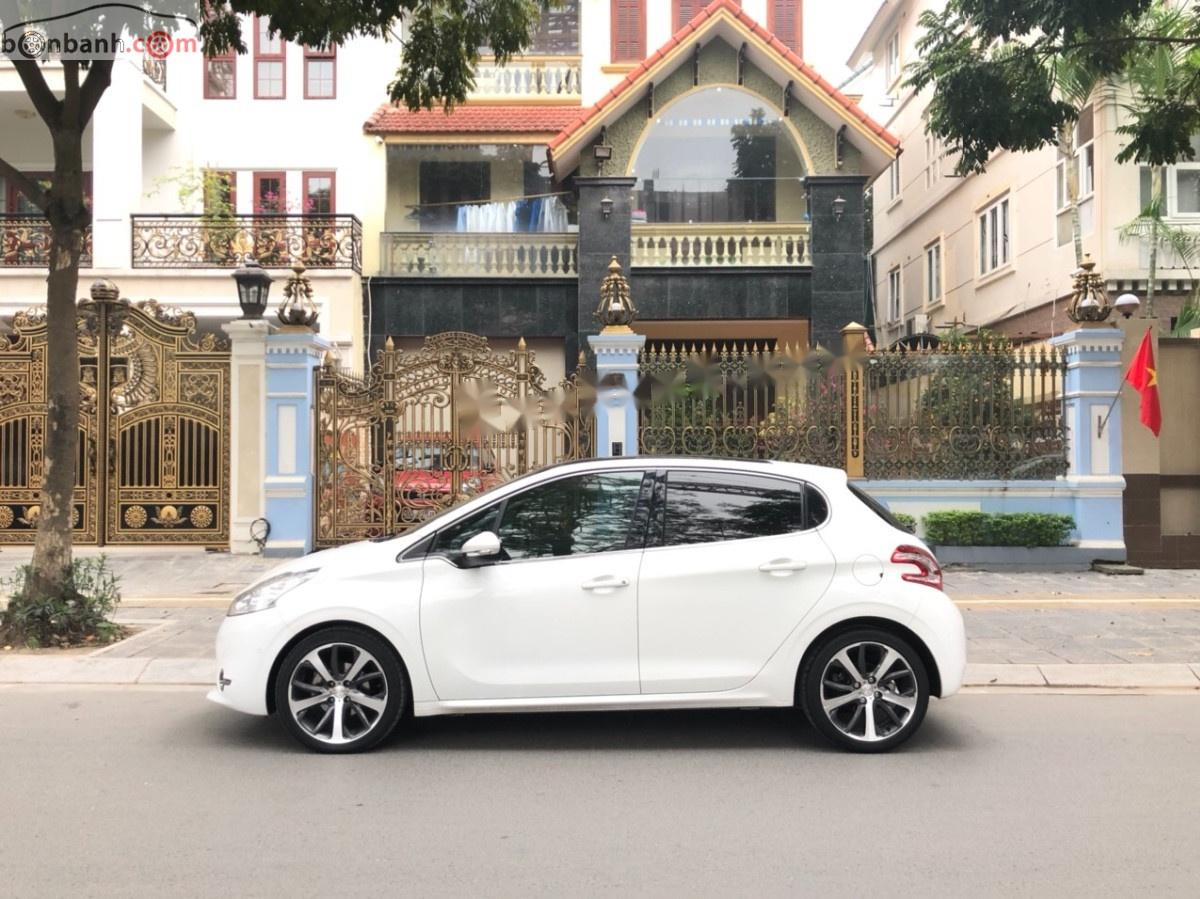 Peugeot 208 2014 - Cần bán gấp Peugeot 208 năm sản xuất 2014, màu trắng, nhập khẩu