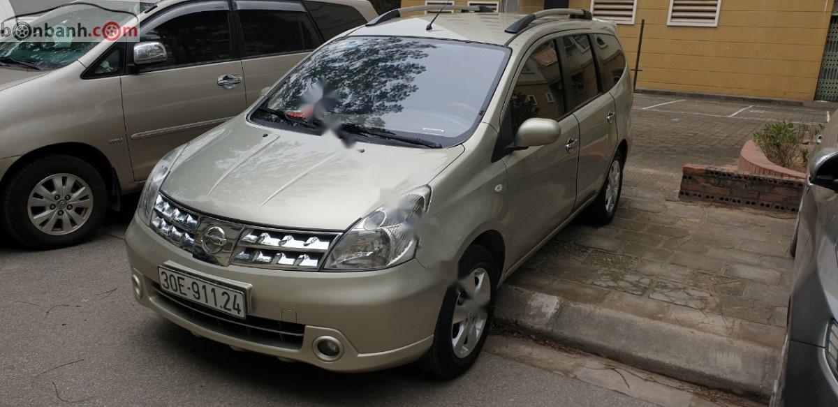 Nissan Grand livina 2011 - Bán xe Nissan Grand livina năm 2011, màu bạc như mới