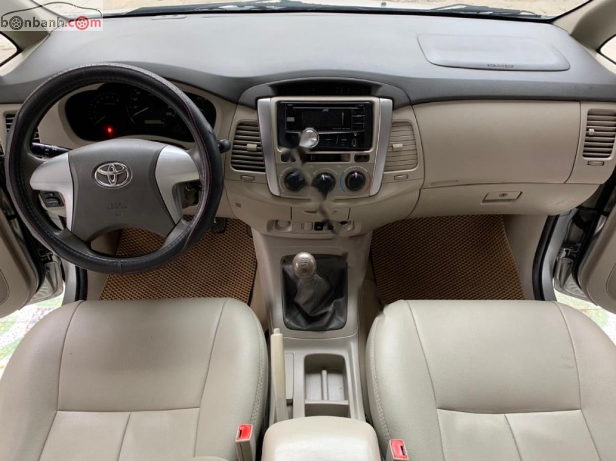 Toyota Innova 2.0E 2014 - Bán Toyota Innova 2.0E đời 2014, màu bạc số sàn, giá tốt