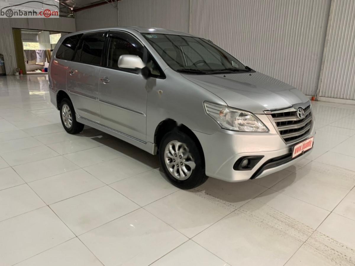 Toyota Innova 2.0E 2014 - Bán Toyota Innova 2.0E đời 2014, màu bạc số sàn, giá tốt