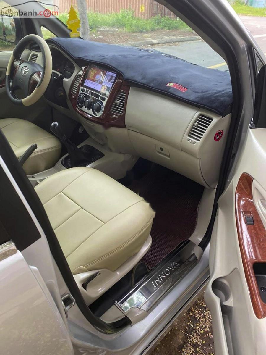 Toyota Innova 2014 - Cần bán Toyota Innova 2.0E MT đời 2014, màu bạc số sàn, 355 triệu