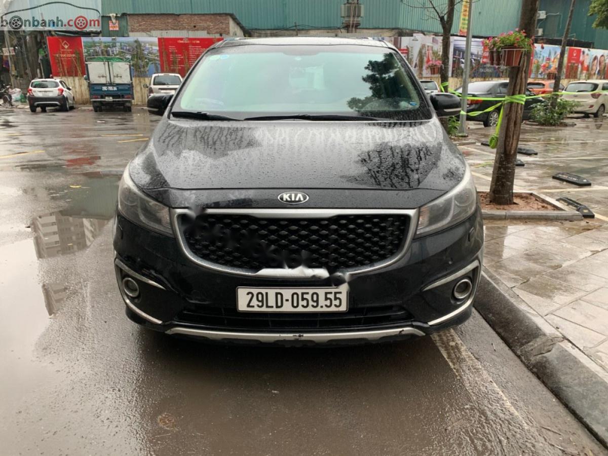 Kia Sedona 2.2 CRDi 2017 - Cần bán lại xe Kia Sedona 2.2 CRDi năm sản xuất 2017, màu đen số tự động, 950 triệu