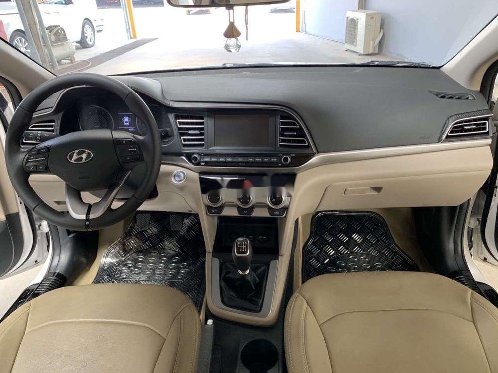 Hyundai Elantra   1.6MT   2019 - Xe Hyundai Elantra 1.6MT đời 2019, màu trắng số sàn, giá tốt