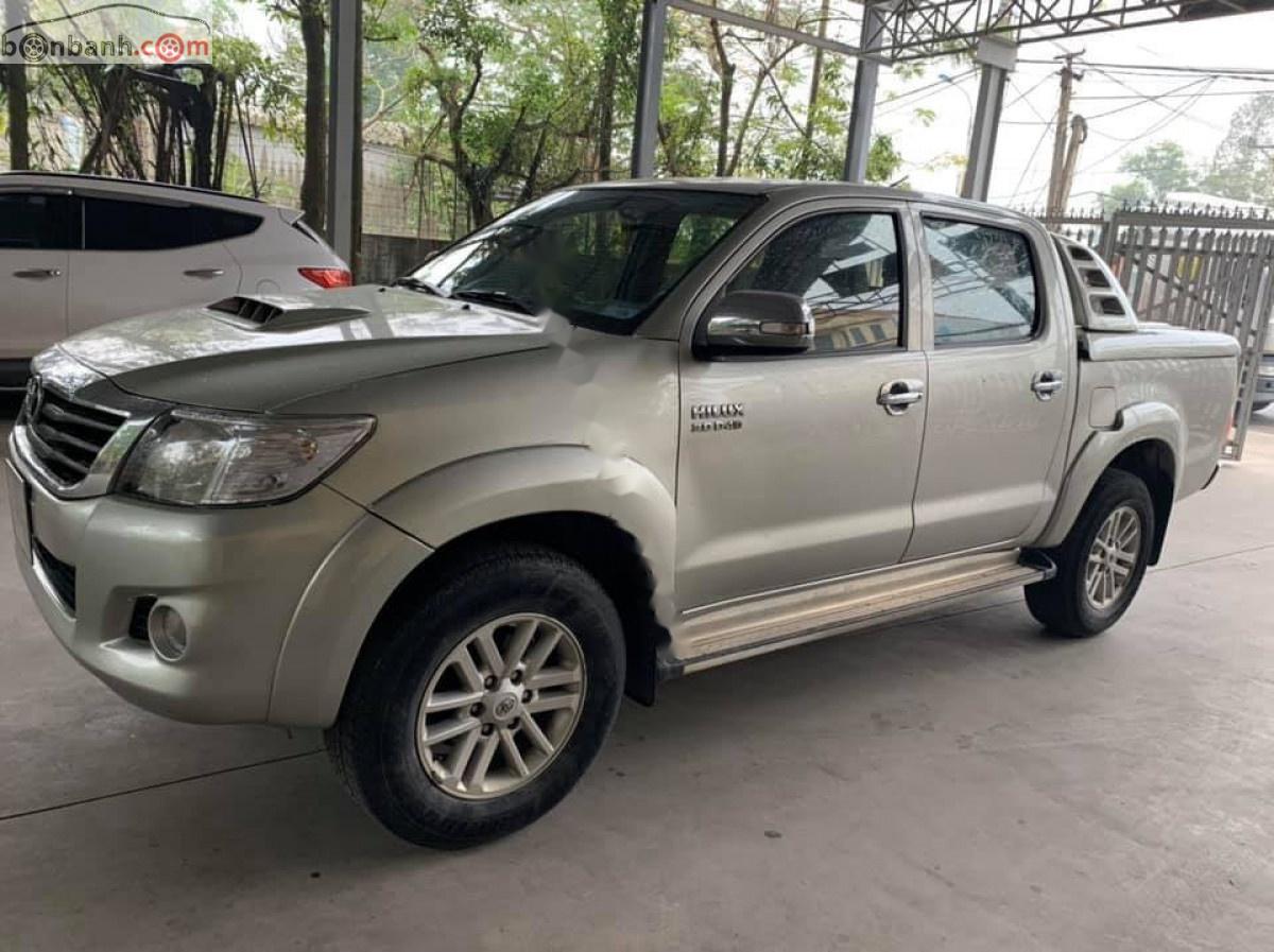 Toyota Hilux 2012 - Bán Toyota Hilux 4x4 MT sản xuất năm 2012, màu bạc, nhập khẩu còn mới giá cạnh tranh