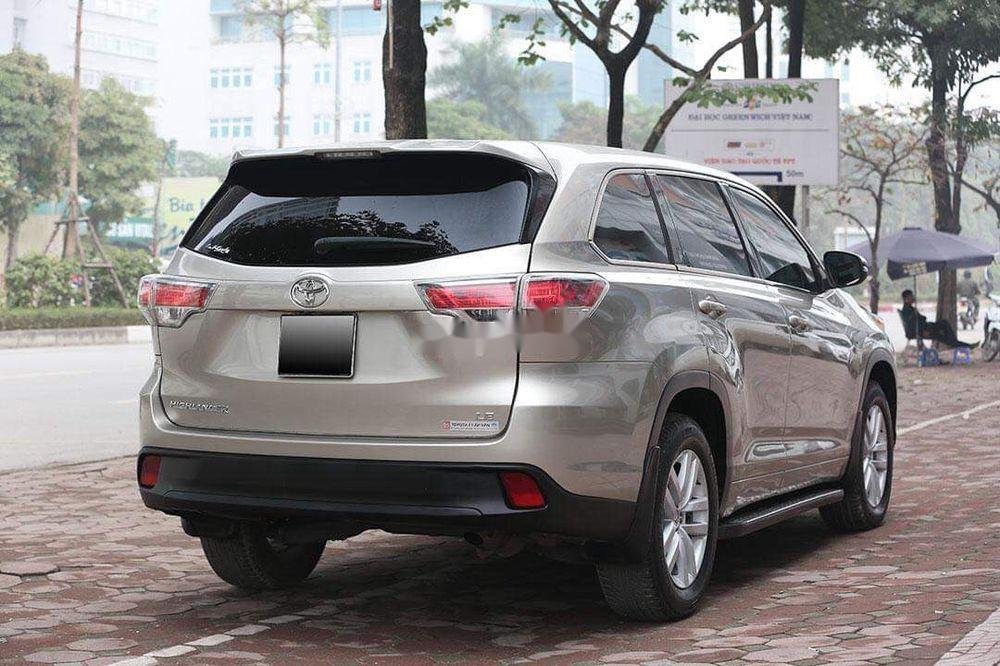 Toyota Highlander  LE 2.7 2014 - Bán Toyota Highlander LE 2.7 năm sản xuất 2014, màu bạc số tự động