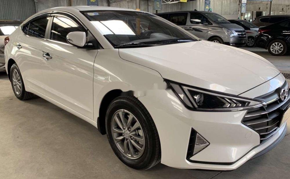 Hyundai Elantra   1.6MT   2019 - Xe Hyundai Elantra 1.6MT đời 2019, màu trắng số sàn, giá tốt