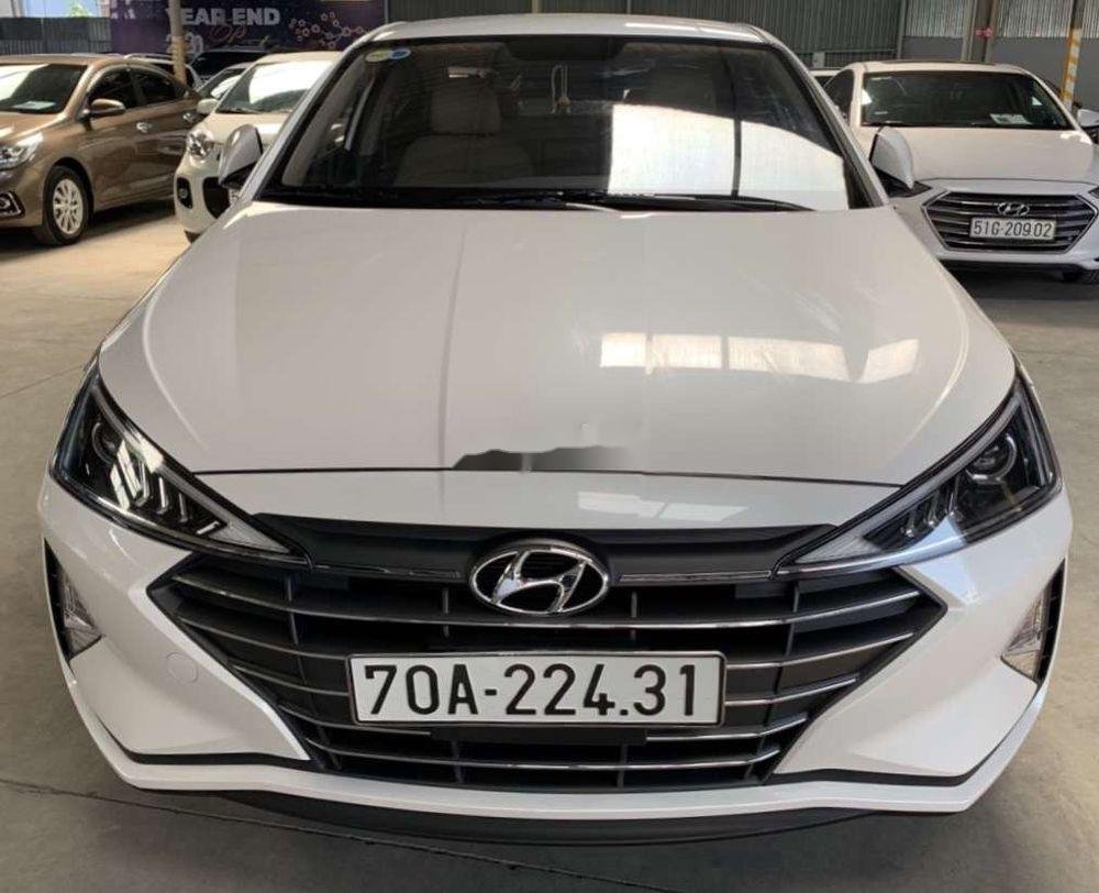 Hyundai Elantra   1.6MT   2019 - Xe Hyundai Elantra 1.6MT đời 2019, màu trắng số sàn, giá tốt