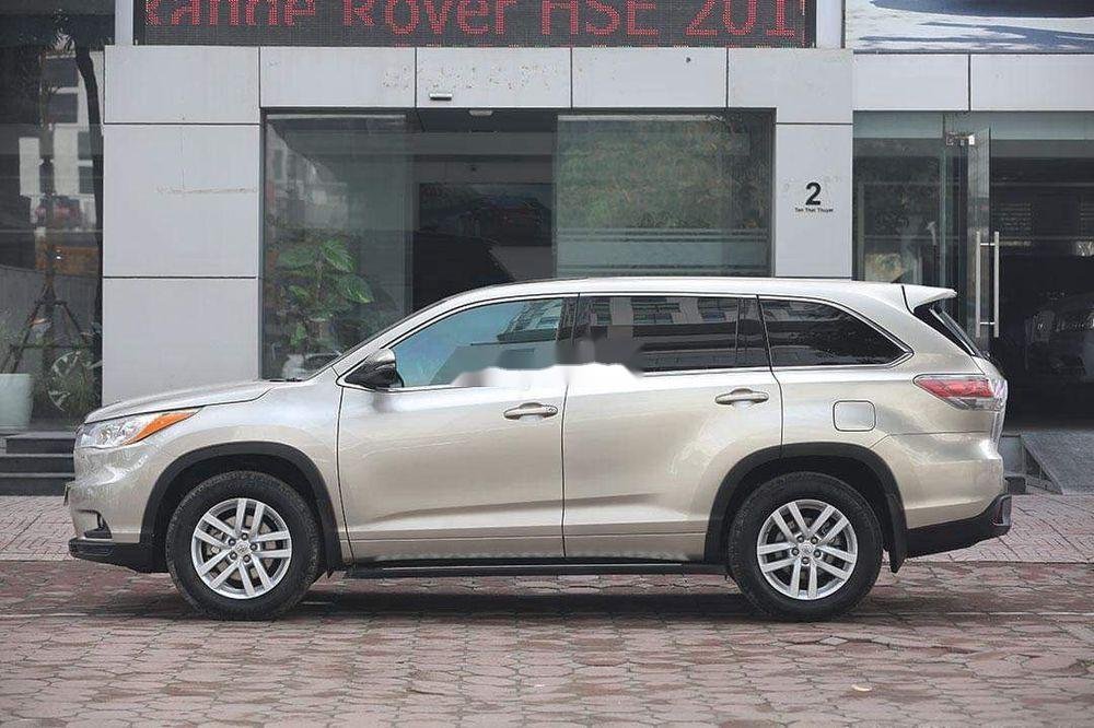 Toyota Highlander  LE 2.7 2014 - Bán Toyota Highlander LE 2.7 năm sản xuất 2014, màu bạc số tự động