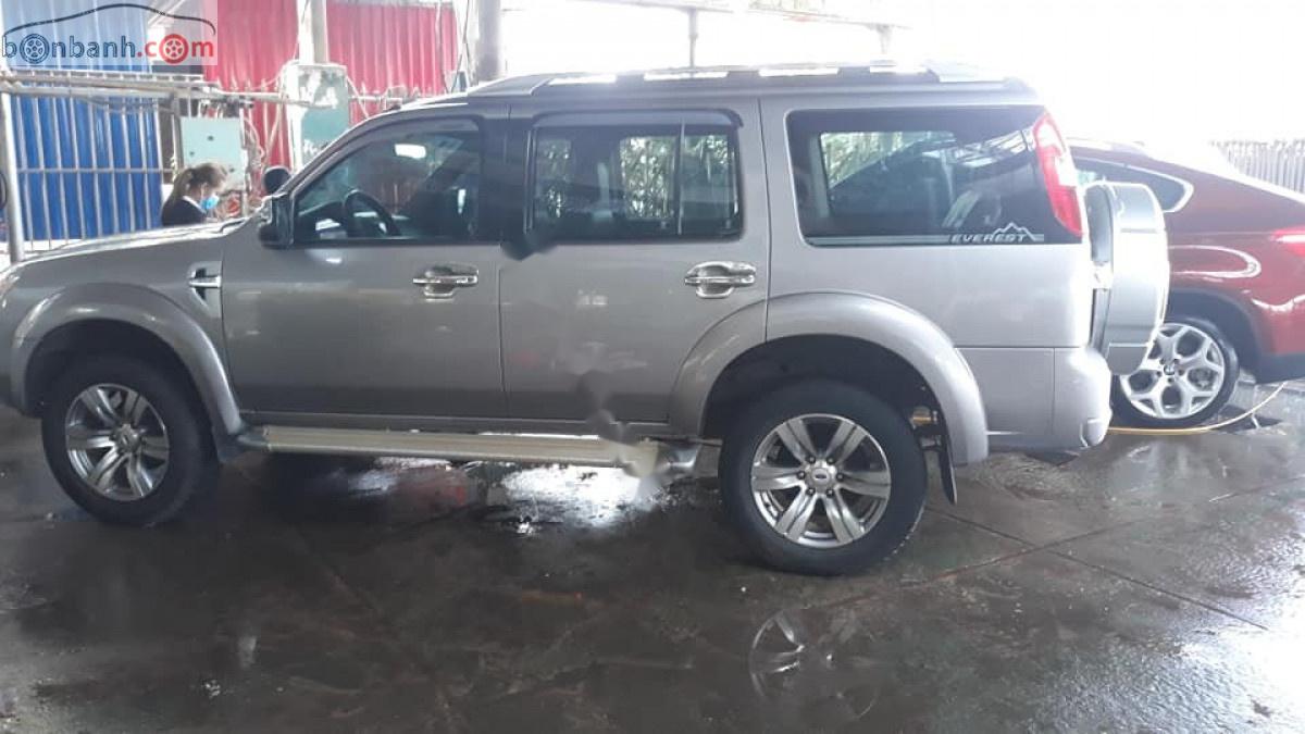 Ford Everest 2010 - Cần bán gấp Ford Everest đời 2010, màu bạc giá cạnh tranh