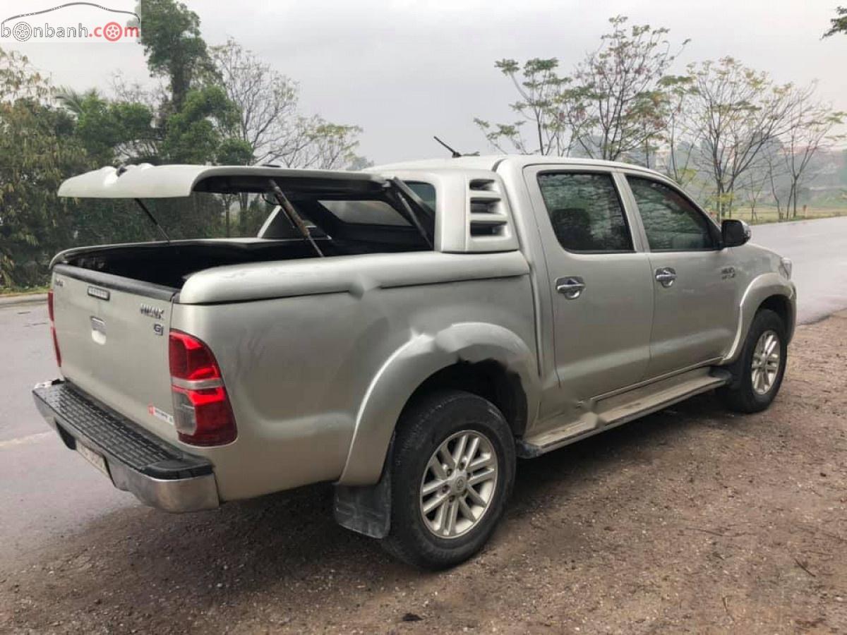 Toyota Hilux 2012 - Bán Toyota Hilux 4x4 MT sản xuất năm 2012, màu bạc, nhập khẩu còn mới giá cạnh tranh