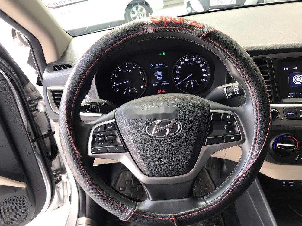 Hyundai Accent  1.4AT 2018 - Cần bán gấp Hyundai Accent 1.4AT năm sản xuất 2018, màu bạc số tự động, giá chỉ 496 triệu