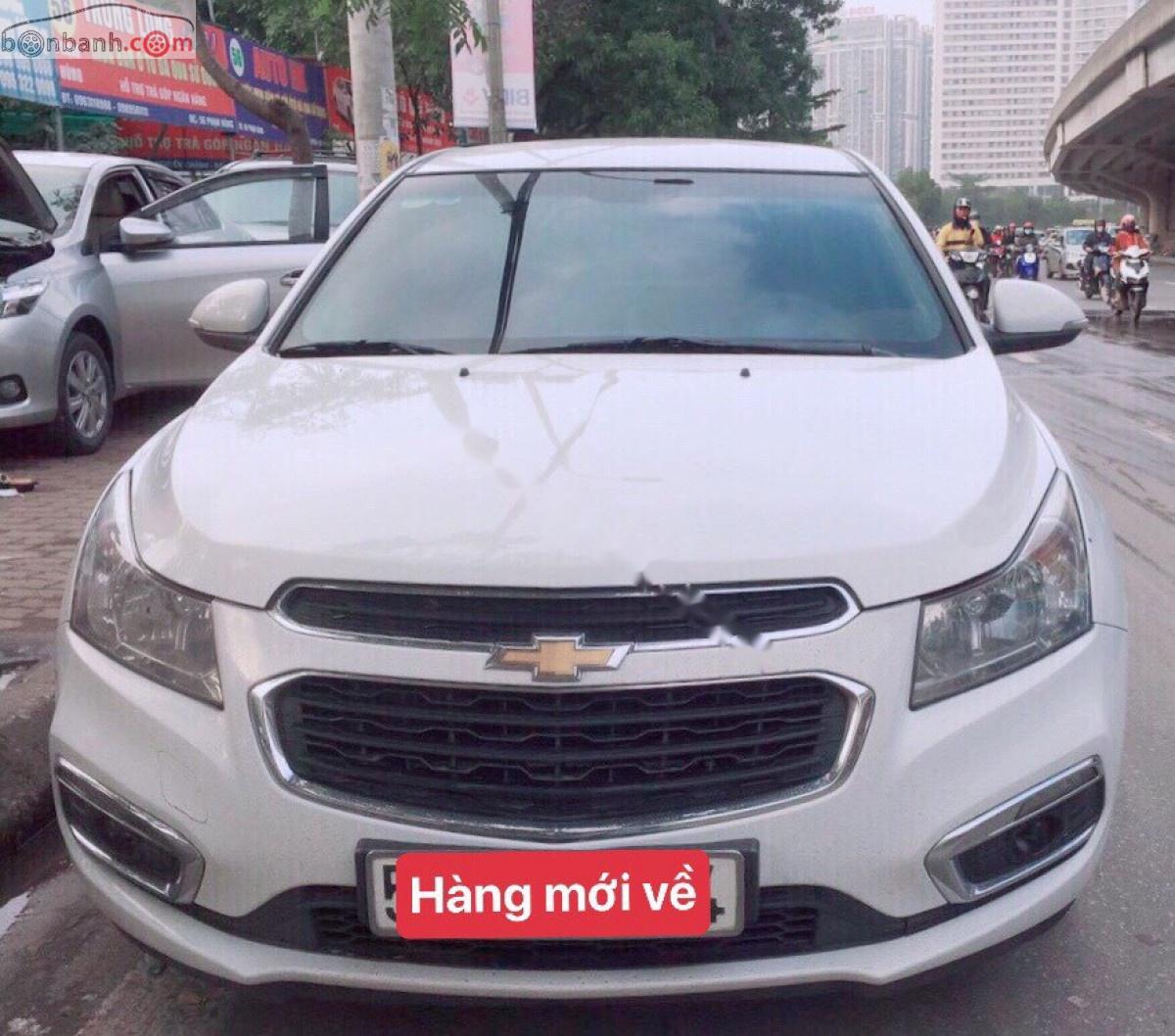 Chevrolet Cruze LT 1.6L 2017 - Bán Chevrolet Cruze LT 1.6L 2017, màu trắng như mới, giá 358tr