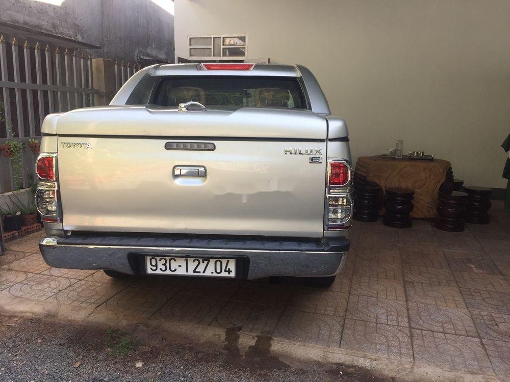 Toyota Hilux 2012 - Cần bán xe Toyota Hilux đời 2012, màu bạc, giá tốt