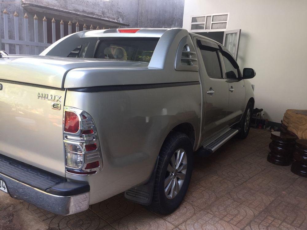 Toyota Hilux 2012 - Cần bán xe Toyota Hilux đời 2012, màu bạc, giá tốt