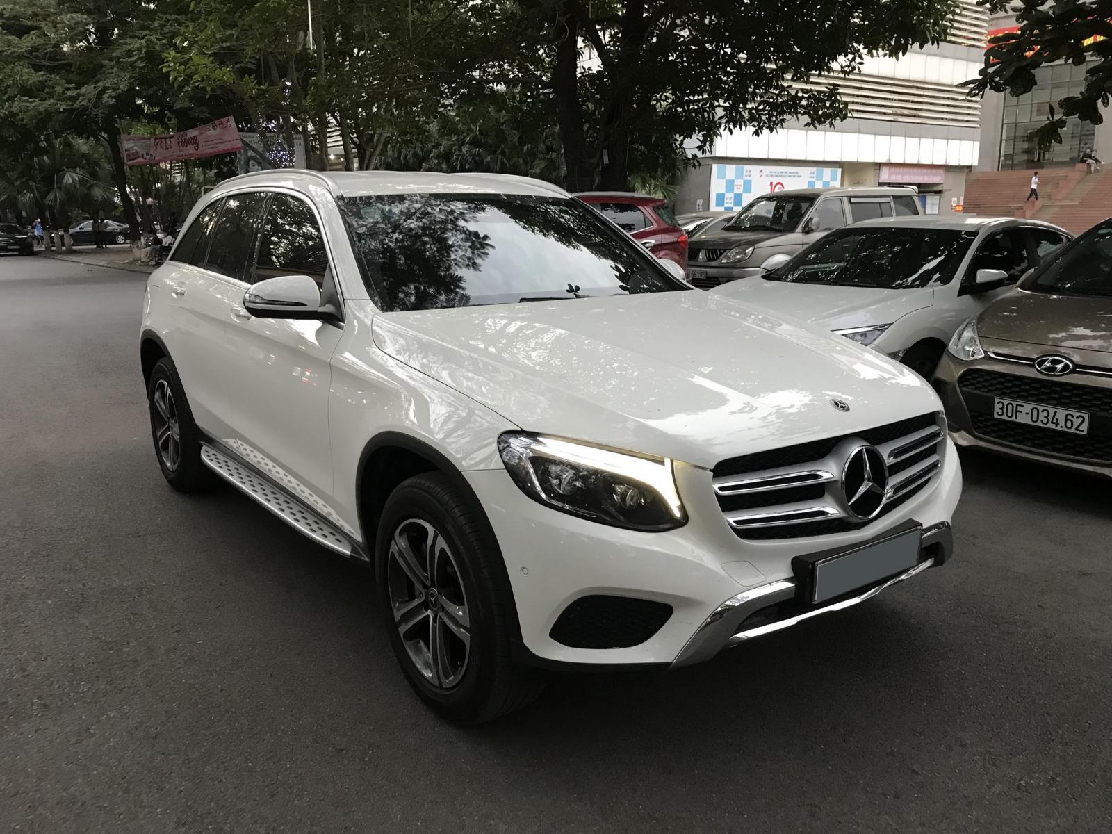 Mercedes-Benz GLC GLC250 4Matic 2017 - Bán Mer GLC250 4Matic sx 2017, ĐK tháng 3/2018 màu trắng nội thất nâu, chạy hơn 3v km, bao check/ test toàn quốc