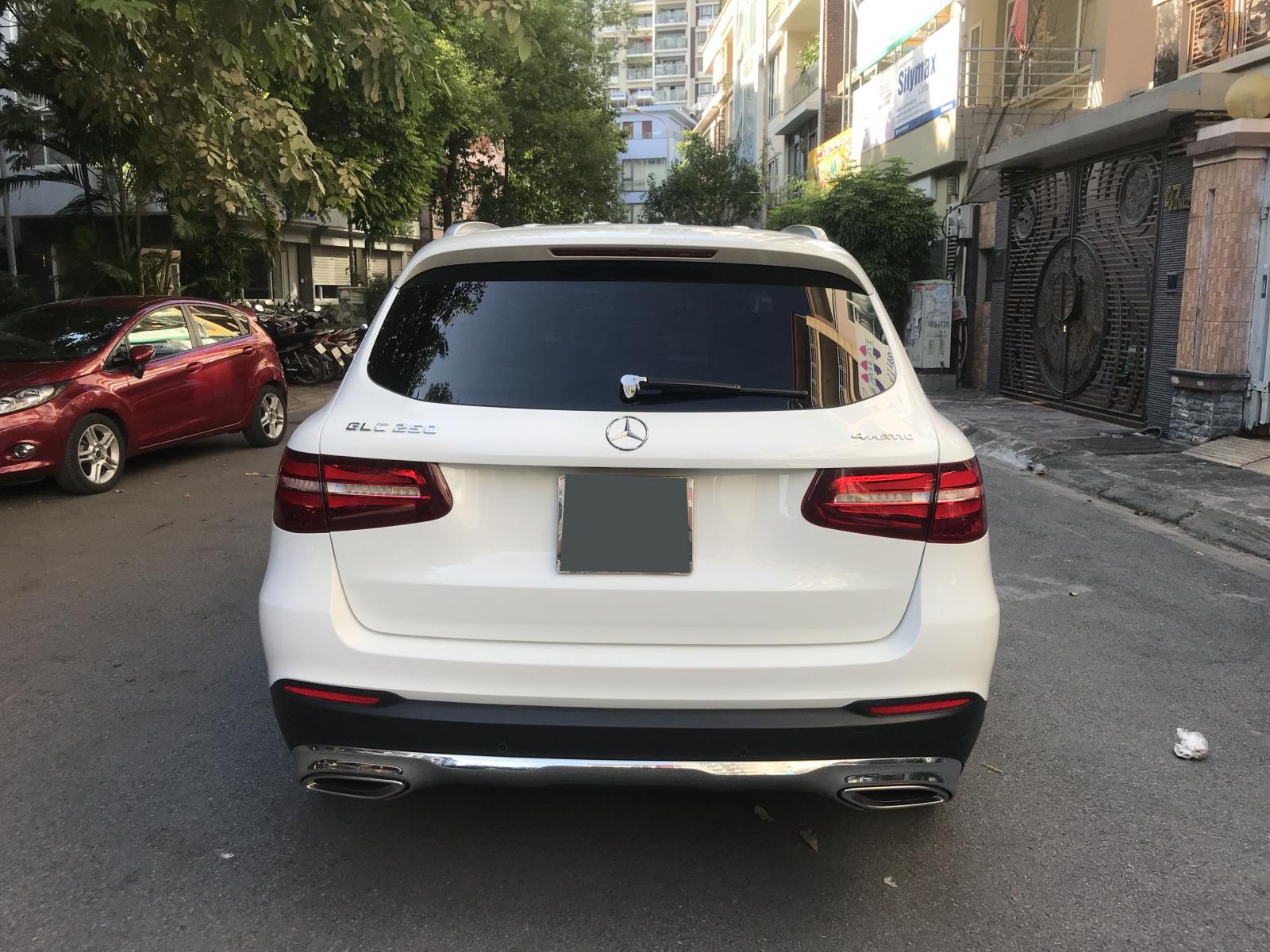 Mercedes-Benz GLC GLC250 4Matic 2017 - Bán Mer GLC250 4Matic sx 2017, ĐK tháng 3/2018 màu trắng nội thất nâu, chạy hơn 3v km, bao check/ test toàn quốc