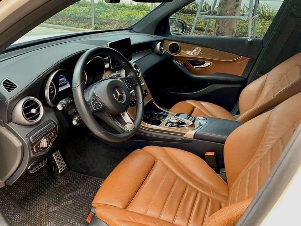 Mercedes-Benz GLC GLC250 4Matic 2017 - Bán Mer GLC250 4Matic sx 2017, ĐK tháng 3/2018 màu trắng nội thất nâu, chạy hơn 3v km, bao check/ test toàn quốc