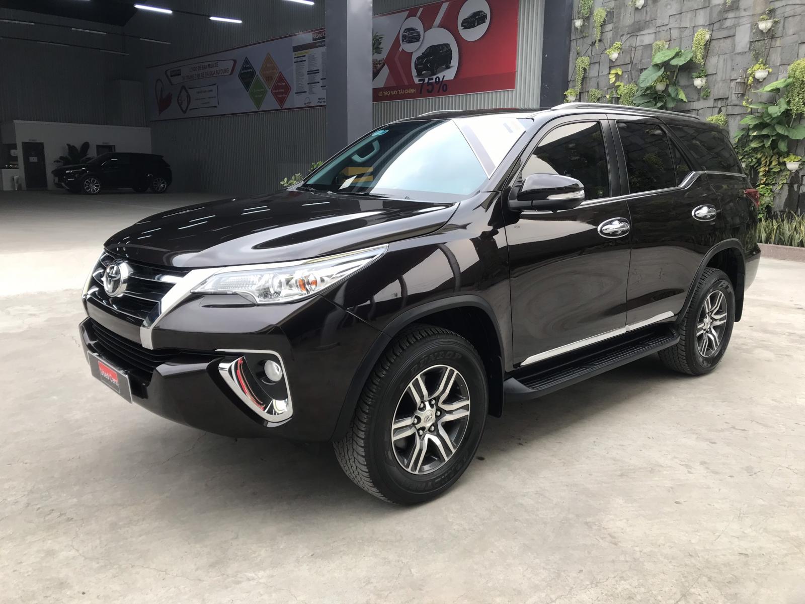 Toyota Fortuner V 4x2 2017 - Cần bán lại xe Toyota Fortuner V 4x2 đời 2017, màu nâu, nhập khẩu