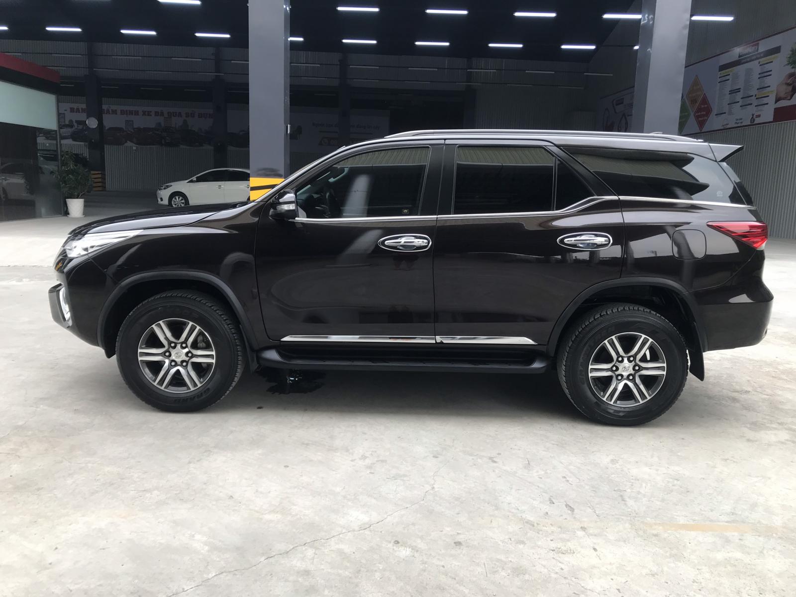 Toyota Fortuner V 4x2 2017 - Cần bán lại xe Toyota Fortuner V 4x2 đời 2017, màu nâu, nhập khẩu