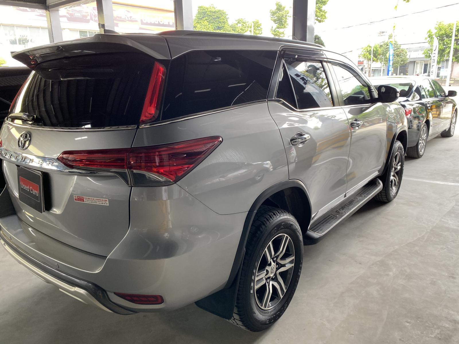 Toyota Fortuner V 4x2 2017 - Bán Toyota Fortuner V 4x2 đời 2017, màu bạc, xe nhập