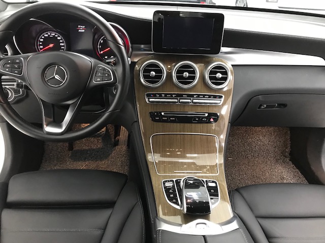 Mercedes-Benz GLC 250 2018 - Cần bán gấp Mercedes GLC250 sản xuất 2018, màu trắng