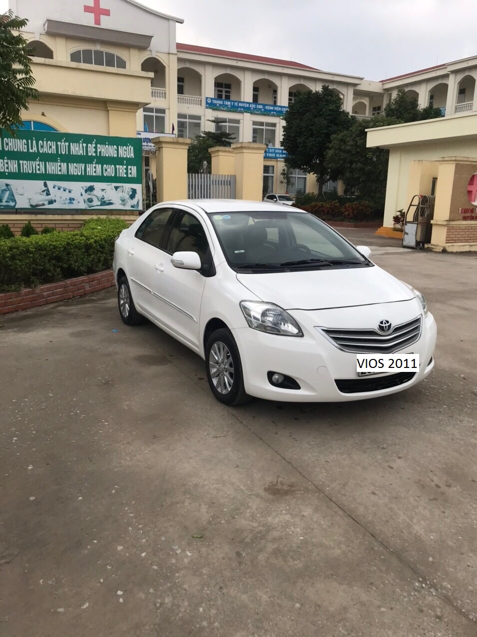 Toyota Vios 2011 - Bán ô tô Toyota Vios sản xuất 2011, màu trắng, 250 triệu