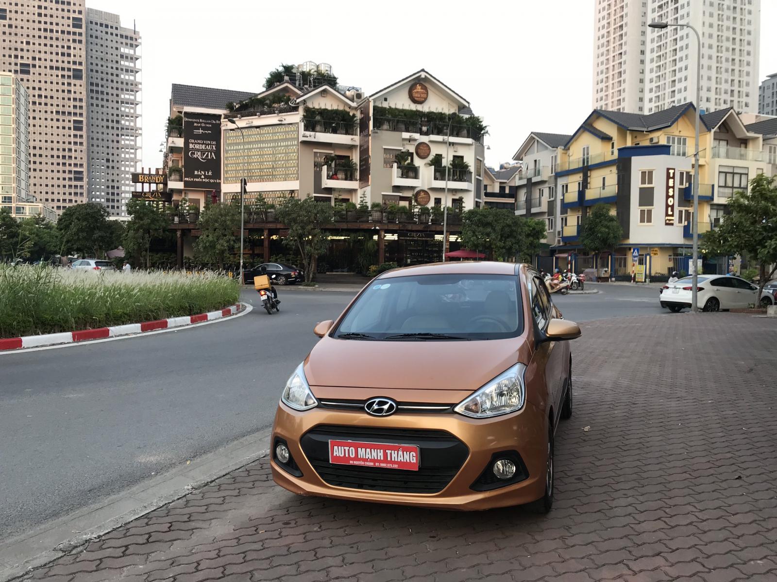 Hyundai Grand i10 AT 2015 - Cần bán lại xe Hyundai Grand i10 AT đời 2015, màu nâu, số tự động, 305tr