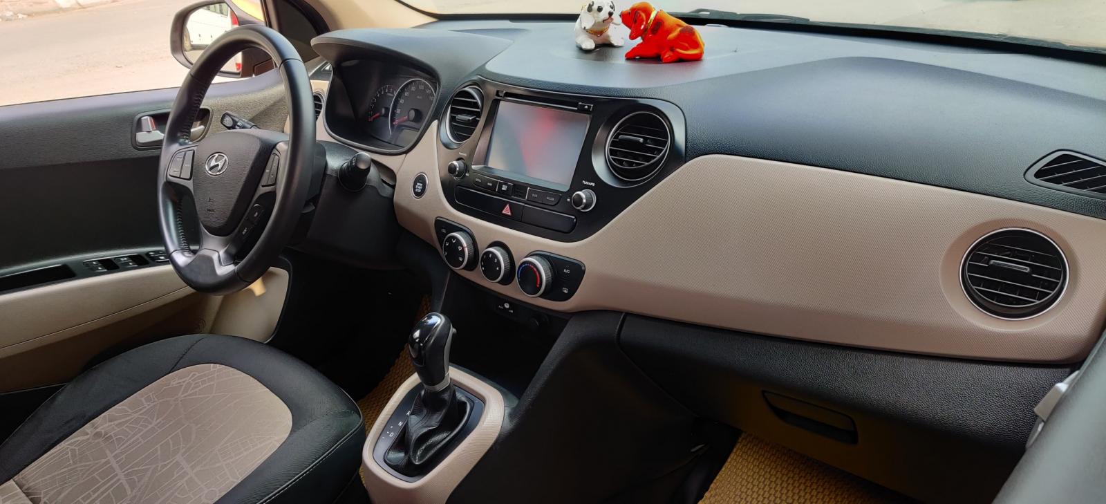 Hyundai Grand i10 AT 2015 - Cần bán lại xe Hyundai Grand i10 AT đời 2015, màu nâu, số tự động, 305tr