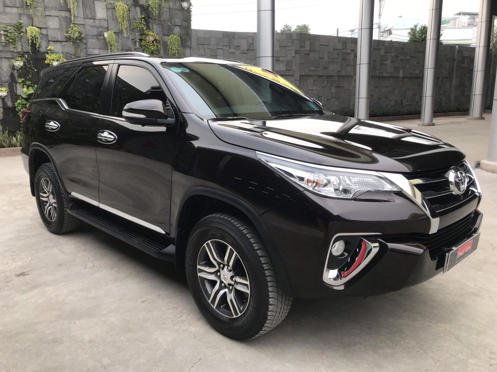 Toyota Fortuner 2017 - Cần bán lại xe Toyota Fortuner V 4x2 sản xuất 2017, màu nâu, nhập khẩu chính hãng, giá 995tr