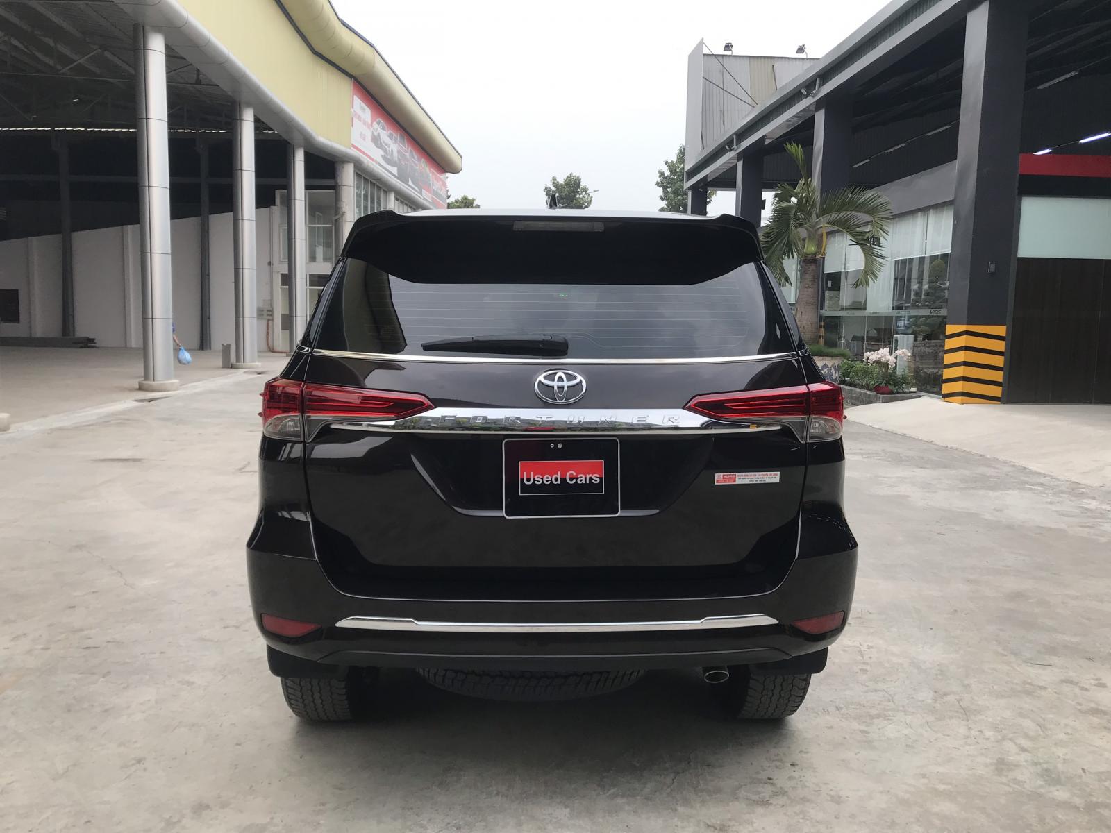 Toyota Fortuner 2017 - Cần bán lại xe Toyota Fortuner V 4x2 sản xuất 2017, màu nâu, nhập khẩu chính hãng, giá 995tr