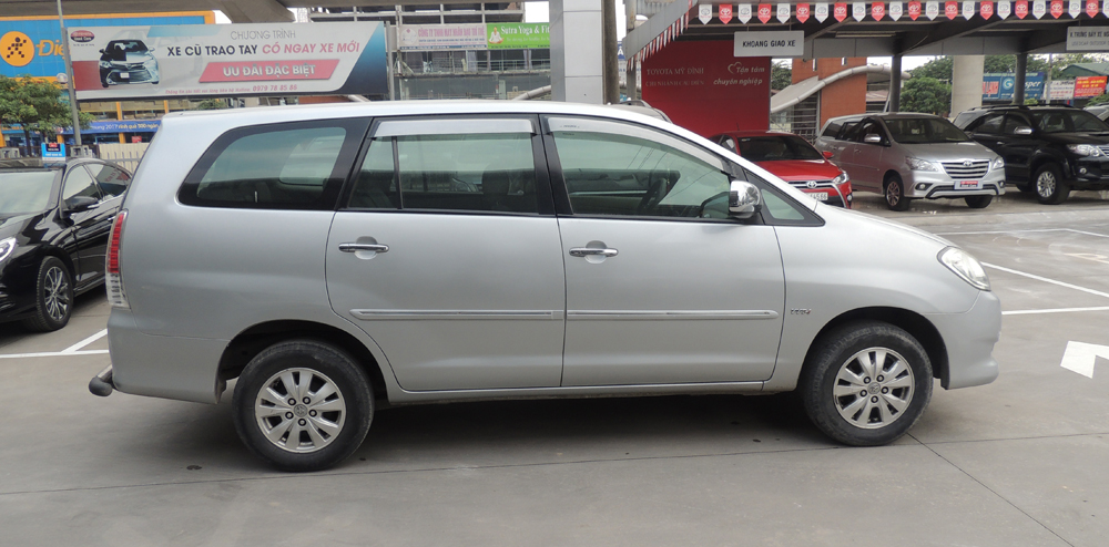 Toyota Innova 2010 - Cần bán xe Toyota Innova đời 2010, màu bạc, giá 365tr