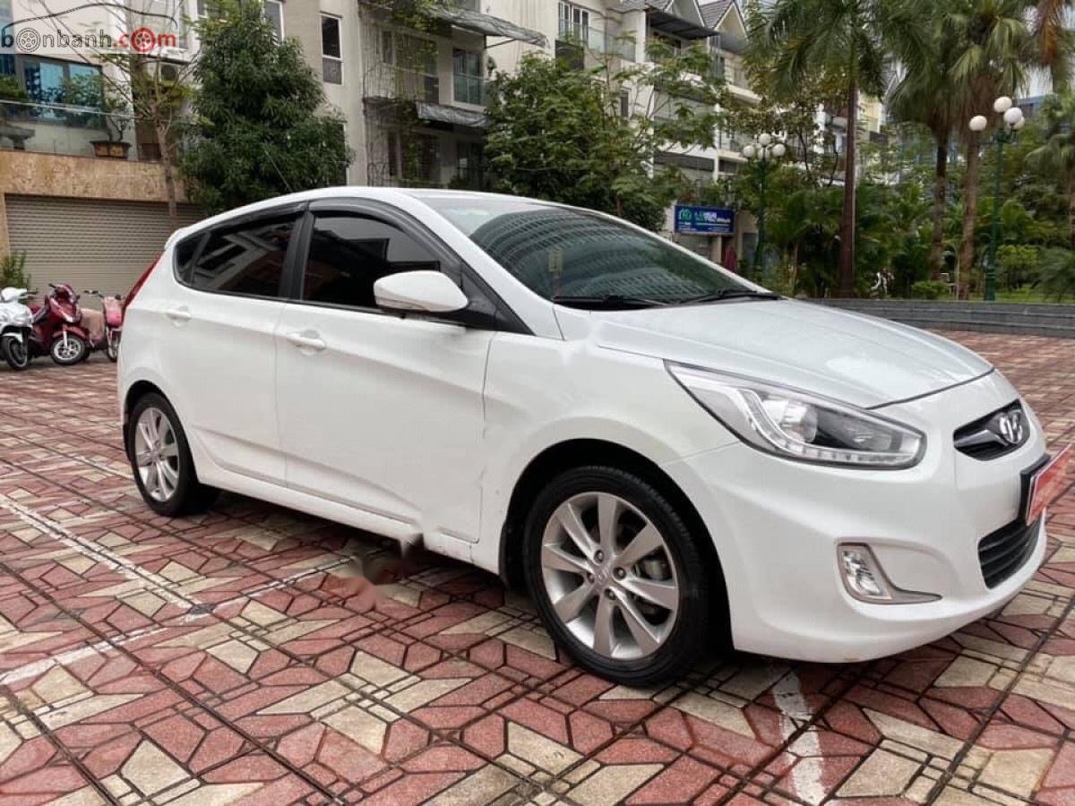 Hyundai i30 2014 - Bán xe Hyundai i30 đời 2014, màu trắng, nhập khẩu