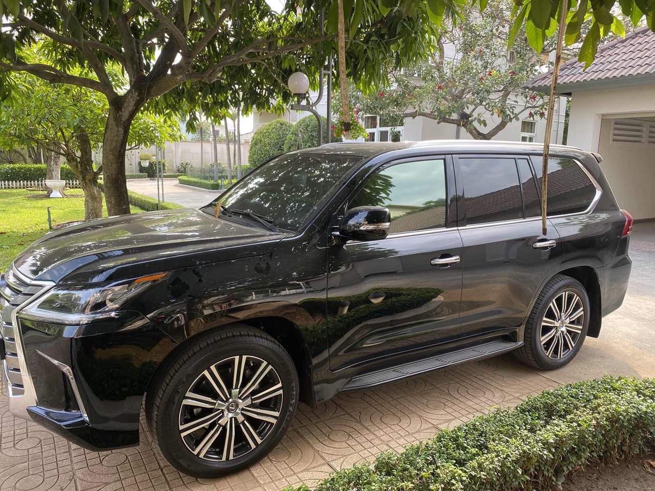 Lexus LX  570 2017 - Cần bán xe Lexus LX 570 đời 2017, màu đen, nhập khẩu, chính chủ