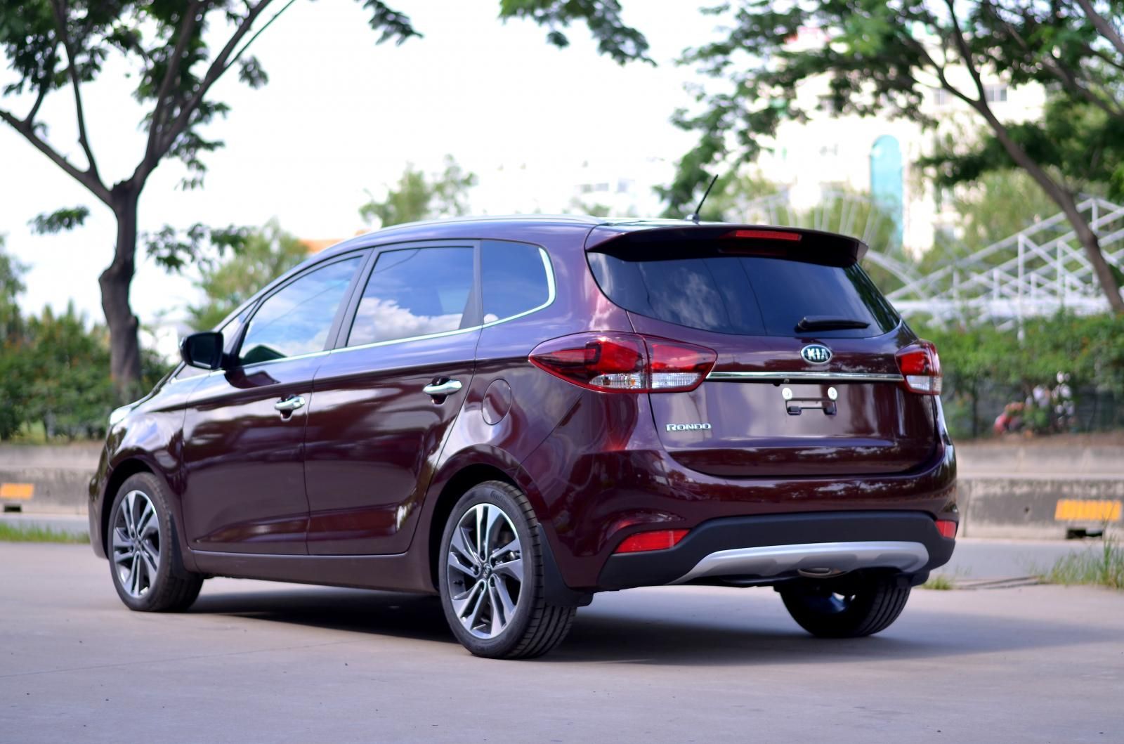 Kia Rondo 2019 - [Kia Phú Mỹ Hưng] Kia Rondo Deluxe, giá chỉ 669 triệu, hỗ trợ trả góp 80%, giao xe ngay