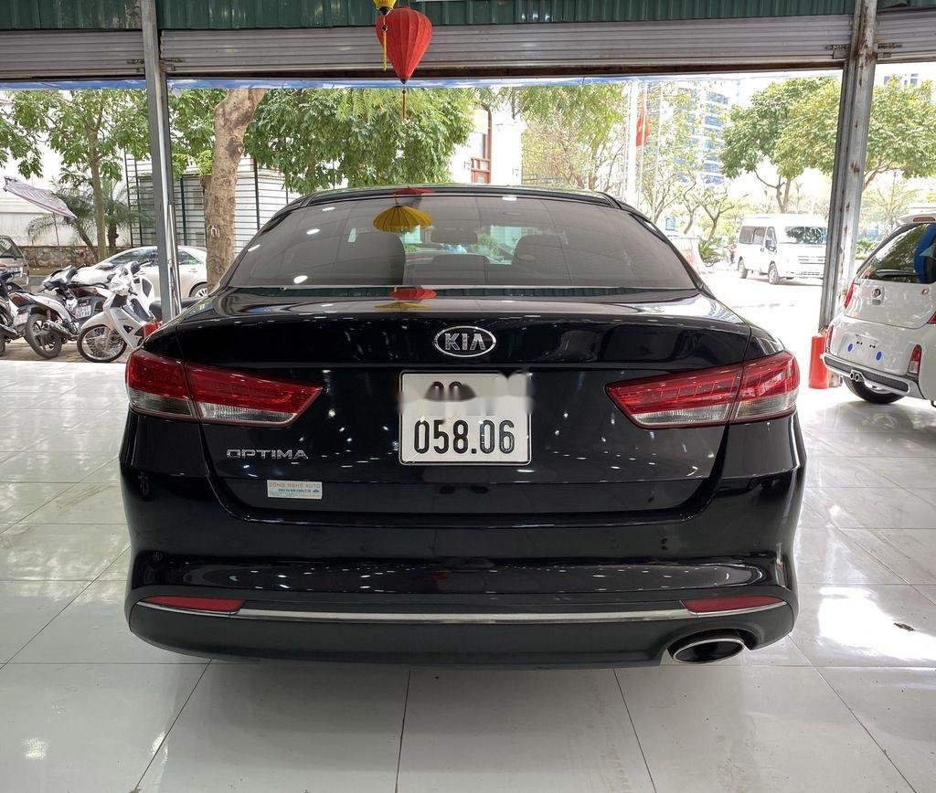 Kia Optima    2.0AT   2016 - Cần bán Kia Optima 2.0AT sản xuất năm 2016, màu đen, 690tr