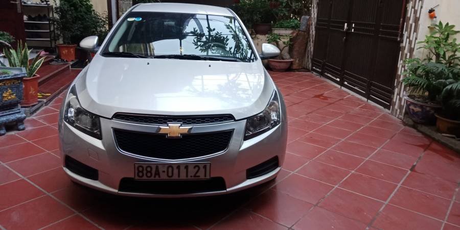 Chevrolet Cruze  LS  2011 - Chính chủ bán gấp Chevrolet Cruze LS năm sản xuất 2011, màu bạc 