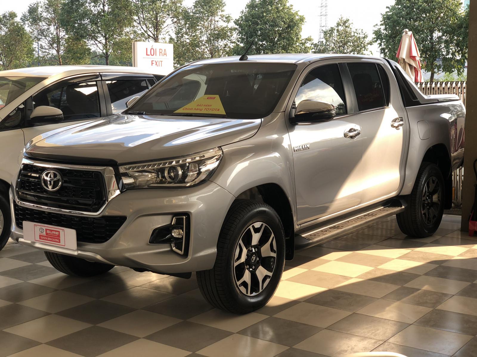 Toyota Hilux 2.8 4*4 AT 2019 - Cần bán xe Toyota Hilux 2.8 4*4 AT đời 2019, màu bạc, xe nhập