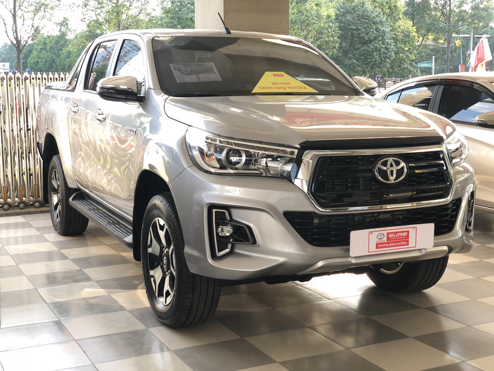 Toyota Hilux 2.8 4*4 AT 2019 - Cần bán xe Toyota Hilux 2.8 4*4 AT đời 2019, màu bạc, xe nhập