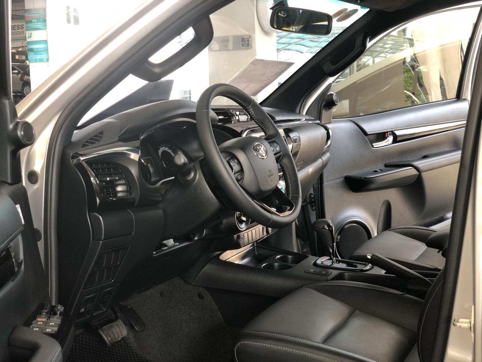 Toyota Hilux 2.8 4*4 AT 2019 - Cần bán xe Toyota Hilux 2.8 4*4 AT đời 2019, màu bạc, xe nhập